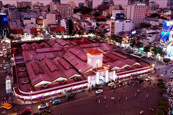 호찌민시, 최초로 3개 장소에서 설맞이 꽃길 행사 개최