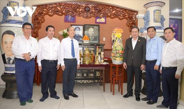 ប្រធានរដ្ឋសភា លោក ត្រឹន ថាញ់ មិន អញ្ជើញទៅសួរសុខទុក្ខ និងជូនពរបុណ្យតេតដល់ក្រុមគ្រួសាររបស់អតីតប្រធានរដ្ឋសភាលោក ង្វៀន ហ៊ូវ ថូ