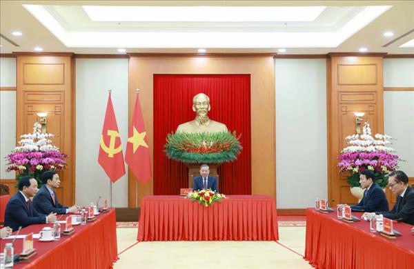 Russian President congratulates Vietnamese Party leader during phone talks