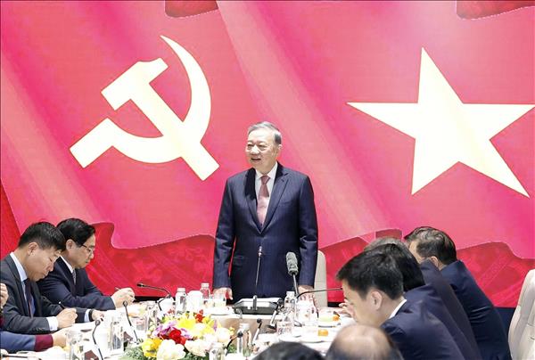 Le leader du Parti rencontre les ambassadeurs vietnamiens à létranger participant au 14ᵉ Congrès du Parti