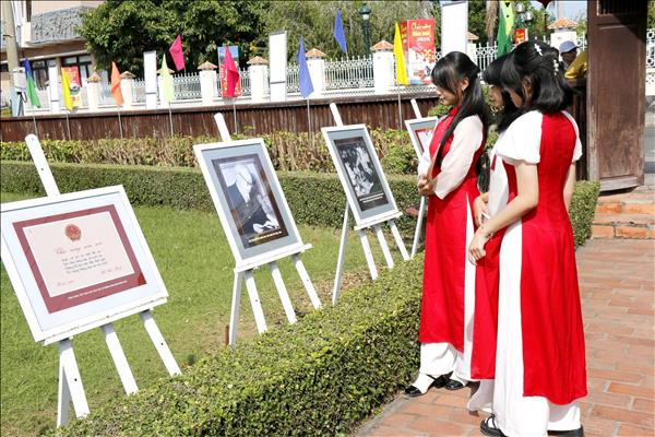 Triển lãm ảnh Xuân về dưới mái trường Dục Thanh thu hút người xem