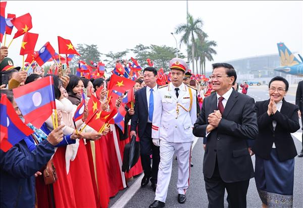 Tổng Bí thư, Chủ tịch nước Lào bắt đầu chuyến thăm cấp Nhà nước tới Việt Nam