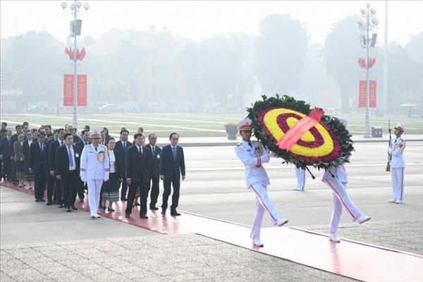 ທ່ານ ທອງ​ລຸນ​ ສີ​ສຸ​ລິດ ​ເລ​ຂາ​ທິ​ການ​ໃຫຍ່, ປະ​ທານ​ປະ​ເທດ​ລາວ ເຂົ້າ​ສຸ​ສານ​ໄຫວ້​ອາ​ໄລ​ປະ​ທານ ໂຮ່​ຈີ​ມິນ