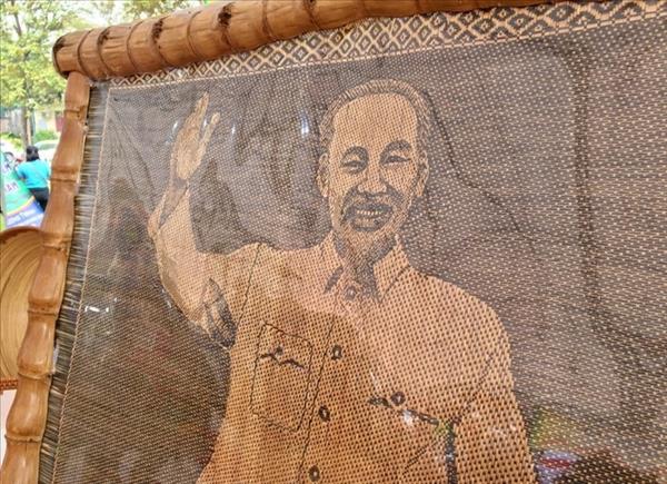 竹や籐でホー・チ・ミン主席の肖像を編むグエン・バン・チュン氏