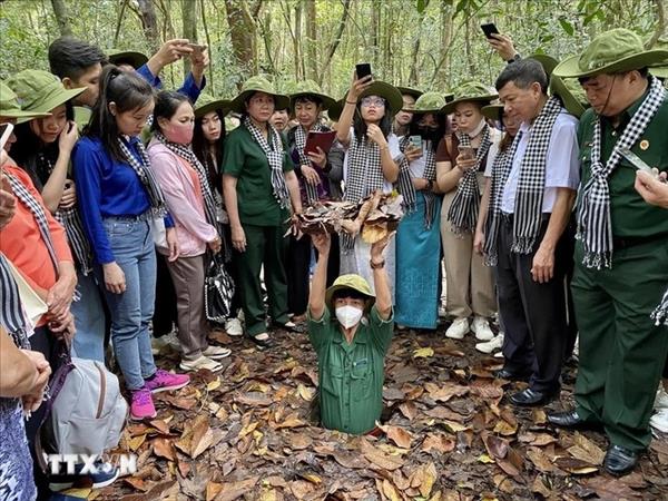 クチ地下トンネル・ベトナムのユニークな軍事芸術を示す奇跡