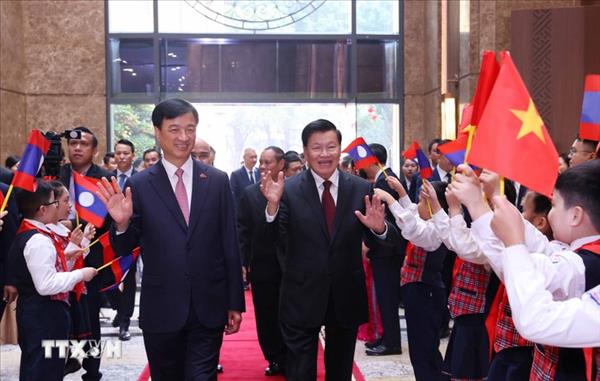 ສື່ມວນ​ຊົນ​ ລາວ: ການ​ຢ້ຽມ​ຢາມ​ທາງ​ລັດ​ຖະ​ກິດ​ຢູ່ ຫວຽດ​ນາມ ຂອງ​ທ່ານ​ປະ​ທານ​ປະ​ເທດ ທອງ​ລຸນ ສີ​ສຸ​ລິດ ປະ​ກອບ​ສ່ວນ​ຮັດ​ແໜ້ນ​ສາຍ​ພົວ​ພັນ​ສອງ​ຝ່າຍ