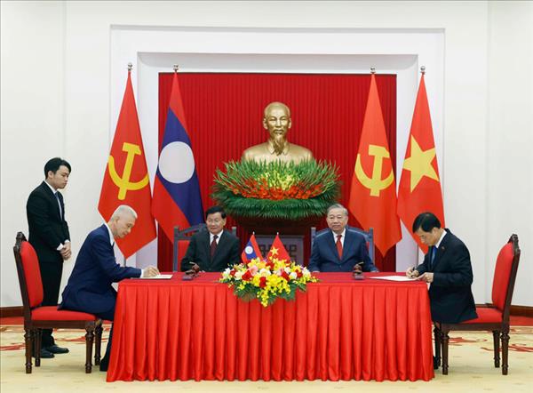 Top Lao leader leaves Hanoi, concluding state visit to Vietnam