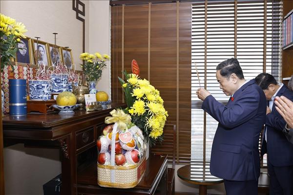 Rinden homenaje a exlíderes del Parlamento y del Estado de Vietnam con motivo del Tet
