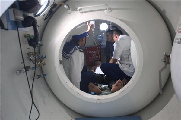 Cứu kịp thời ngư dân bị giảm áp do lặn sâu ở ngư trường Trường Sa