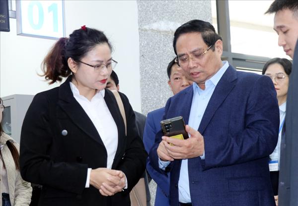 范明政总理访问广宁省公共行政服务中心