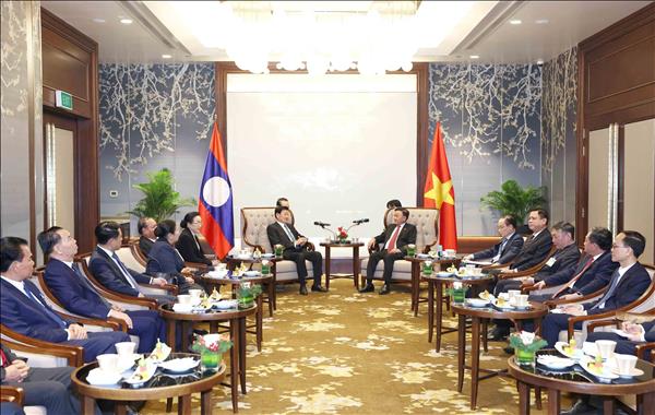 Thường trực Ban Bí thư Trần Cẩm Tú chủ trì tiễn Tổng Bí thư, Chủ tịch nước Lào Thongloun Sisoulith và Phu nhân