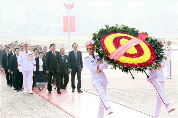 Tổng Bí thư, Chủ tịch nước Lào Thongloun Sisoulith vào Lăng viếng Chủ tịch Hồ Chí Minh