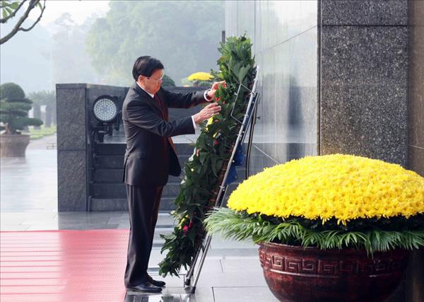Líder partidista y presidente de Laos rinde homenaje al Presidente Ho Chi Minh
