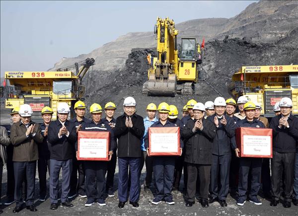 Líder partidista de Vietnam visita a trabajadores del sector carbonero en Quang Ninh por el Tet