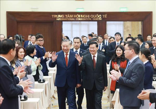 Top Lao leader briefs on outcomes of LPRPs 12th National Congress in Hanoi