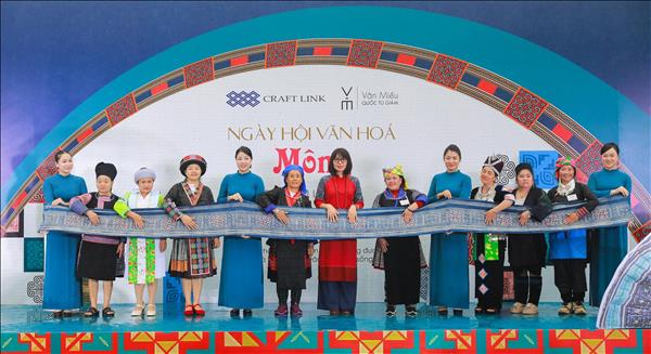 Khi văn hóa dân tộc bước vào thời trang đương đại