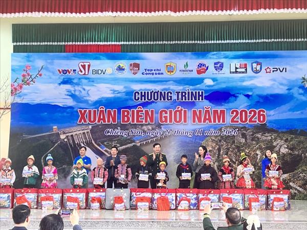 នាំបុណ្យតេតជូនដល់ប្រជាជនក្រីក្រនៅតំបន់ខ្ពង់រាបនៃខេត្ត សឺនឡា