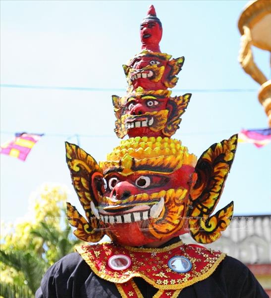 Mao y máscaras de los khmer