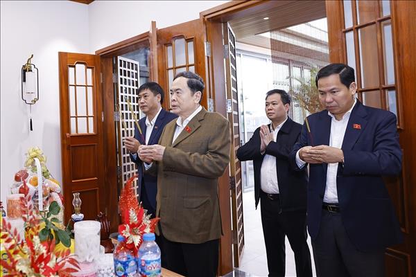 Presidente de Asamblea Nacional rinde homenaje a exlíderes del Partido y el Estado