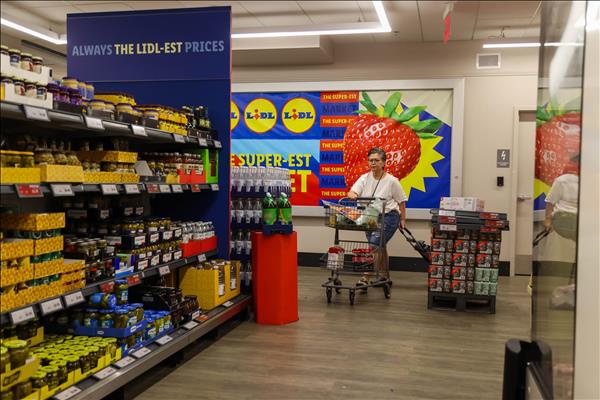 Niềm tin người tiêu dùng Mỹ giảm xuống mức thấp nhất trong hơn một thập kỷ