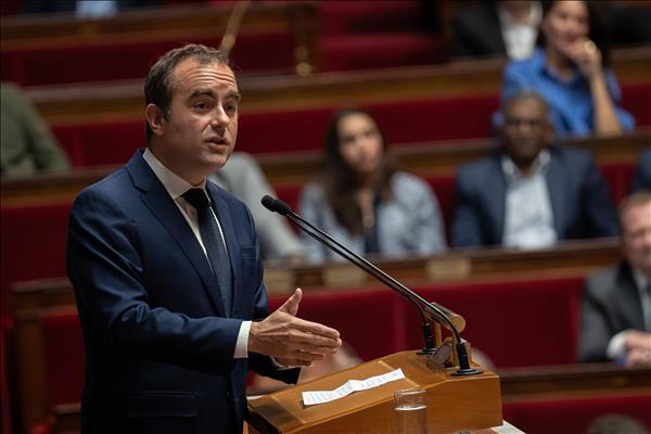 Thủ tướng Pháp tiếp tục vượt qua cuộc bỏ phiếu bất tín nhiệm