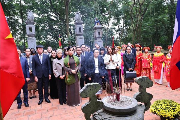 Les épouses des secrétaires généraux du PCV et du PPRL visitent Ninh Binh