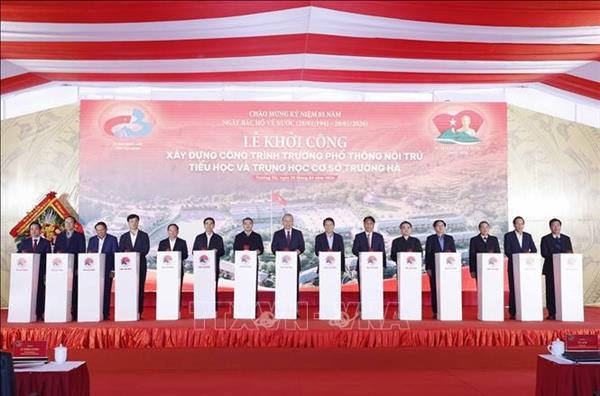 Le leader du Parti assiste à la cérémonie de pose de la première pierre dun internat à Cao Bang