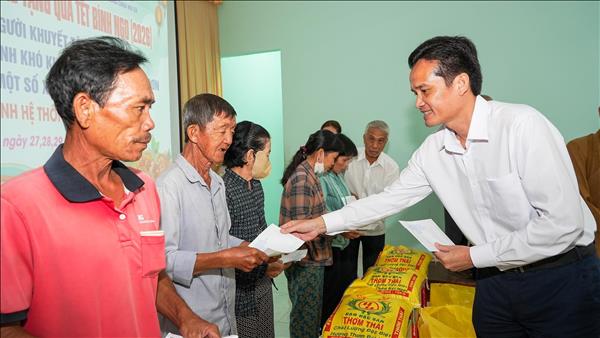 Mang yêu thương, trao quà Tết tặng đồng bào vùng biên giới Tây Nam