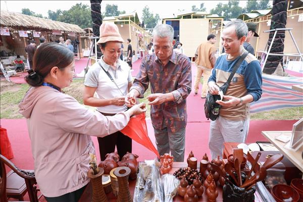 Hanoi opens exhibition showcasing innovative handicraft products