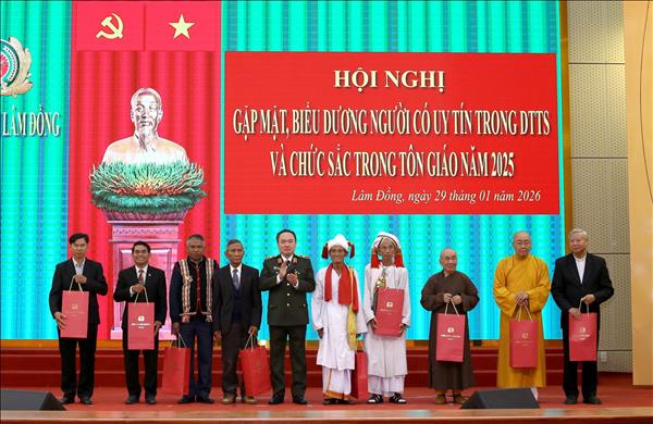 Chức sắc tôn giáo, người có uy tín có đóng góp quan trọng trong sự phát triển của địa phương