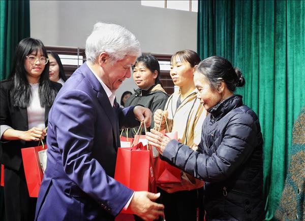 Phó Chủ tịch Thường trực Quốc hội Đỗ Văn Chiến thăm, tặng quà gia đình chính sách, hộ nghèo tại Bắc Ninh