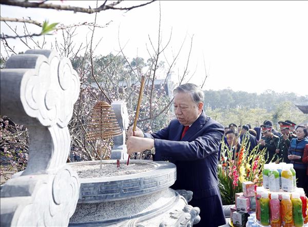 Party chief pays floral tribute to President Ho Chi Minh in Nghe An