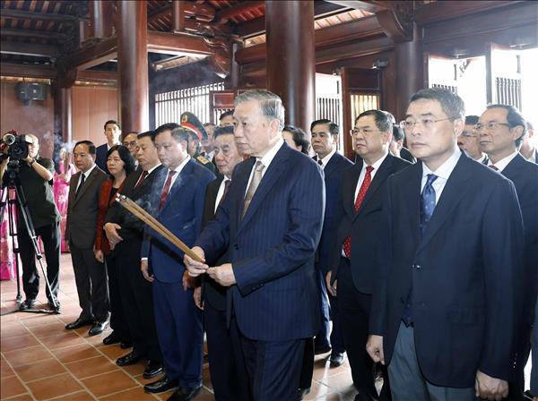 Tổng Bí thư Tô Lâm dâng hương tưởng niệm Chủ tịch Hồ Chí Minh tại Nghệ An