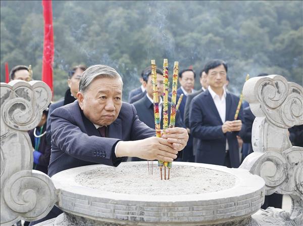 Về Pác Bó, nhớ bước chân Người