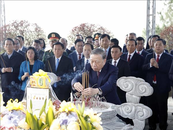 Tổng Bí thư Tô Lâm dâng hương tưởng niệm các Tổng Bí thư Trần Phú và Hà Huy Tập tại Hà Tĩnh