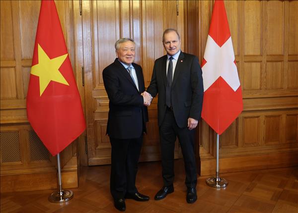 Vietnam seeks Swiss expertise to build intl financial centre