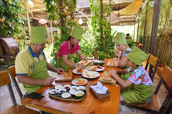 Oficios tradicionales enriquecen experiencia turística en Da Nang