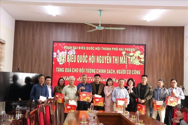 Tặng quà các đối tượng chính sách, người có công nhân dịp Tết Nguyên đán Bính Ngọ