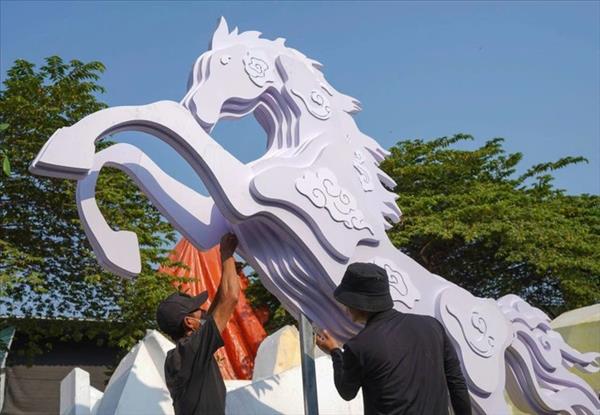 En selle pour la chevauchée des mascottes dans la rue florale Nguyên Huê