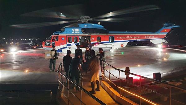 Trực thăng của Binh đoàn 18 xuyên đêm bay cấp cứu bệnh nhân từ Trường Sa