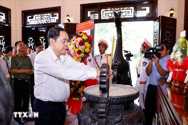 Presidente de Asamblea Nacional rinde homenaje a exlíderes en Vinh Long