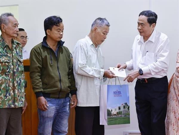 国会主席陈青敏向同塔省优抚家庭和贫困户赠送慰问品