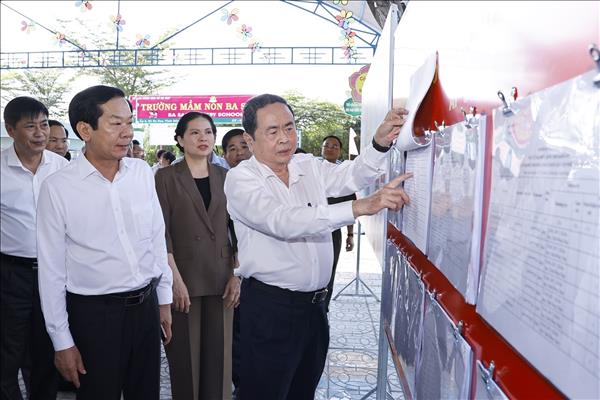 ប្រធានរដ្ឋសភាវៀតណាមជួបធ្វើការជាមួយគណៈកម្មាធិការរៀបចំការបោះឆ្នោតខេត្តដុងថាប