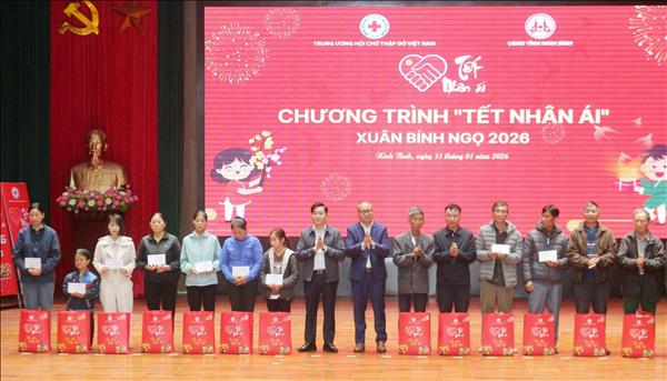 Trao tặng hơn 1.000 phần quà Tết cho người có hoàn cảnh khó khăn tại Ninh Bình