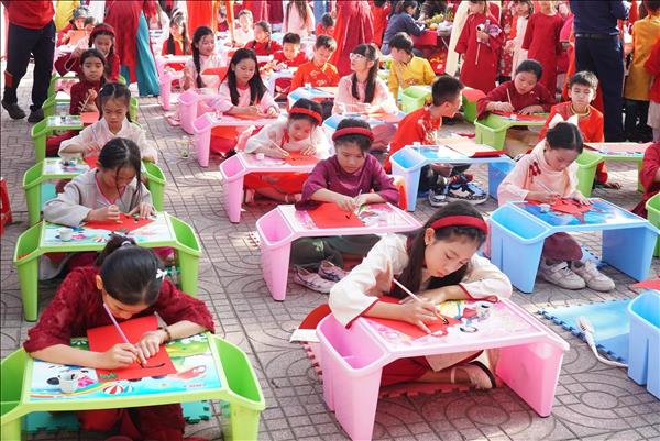 Học sinh xứ Nghệ rộn ràng vui Tết sớm