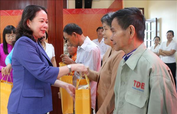 Phó Chủ tịch nước Võ Thị Ánh Xuân thăm, tặng quà và chúc Tết tại An Giang