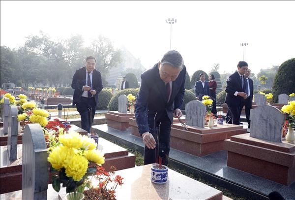 Tổng Bí thư Tô Lâm dâng hương tưởng niệm tại Chiến trường Điện Biên Phủ và Nghĩa trang Liệt sĩ Quốc gia A1