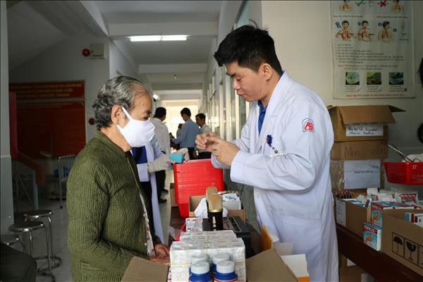 Khám chữa bệnh, tặng quà cho hộ chính sách, người nghèo dịp Tết