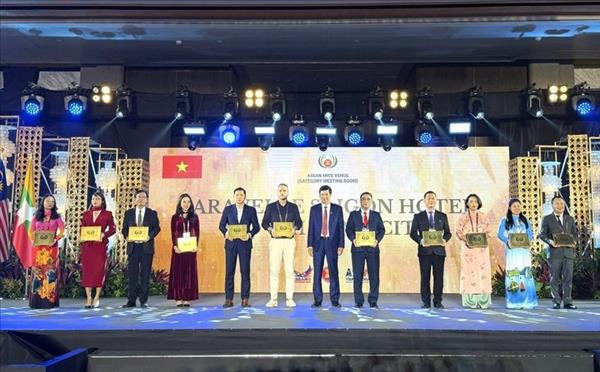 ຫວຽດ​ນາມ ບັນ​ລຸ​ໄດ້​ລາງວັນຫຼາຍ​ຢ່າງ​ໃນ​ເວ​ທີ​ປາ​ໄສ​ການ​ທ່ອງ​ທ່ຽວ ອາ​ຊຽ​ນ 2026