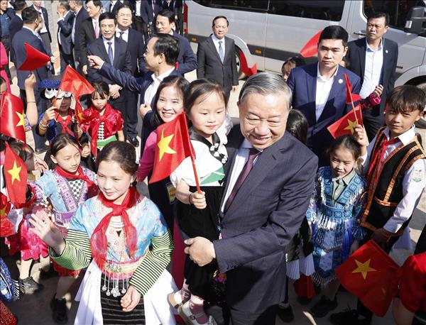 ベトナム 国境地域に新設校が完成 書記長「教育は最優先の国策」